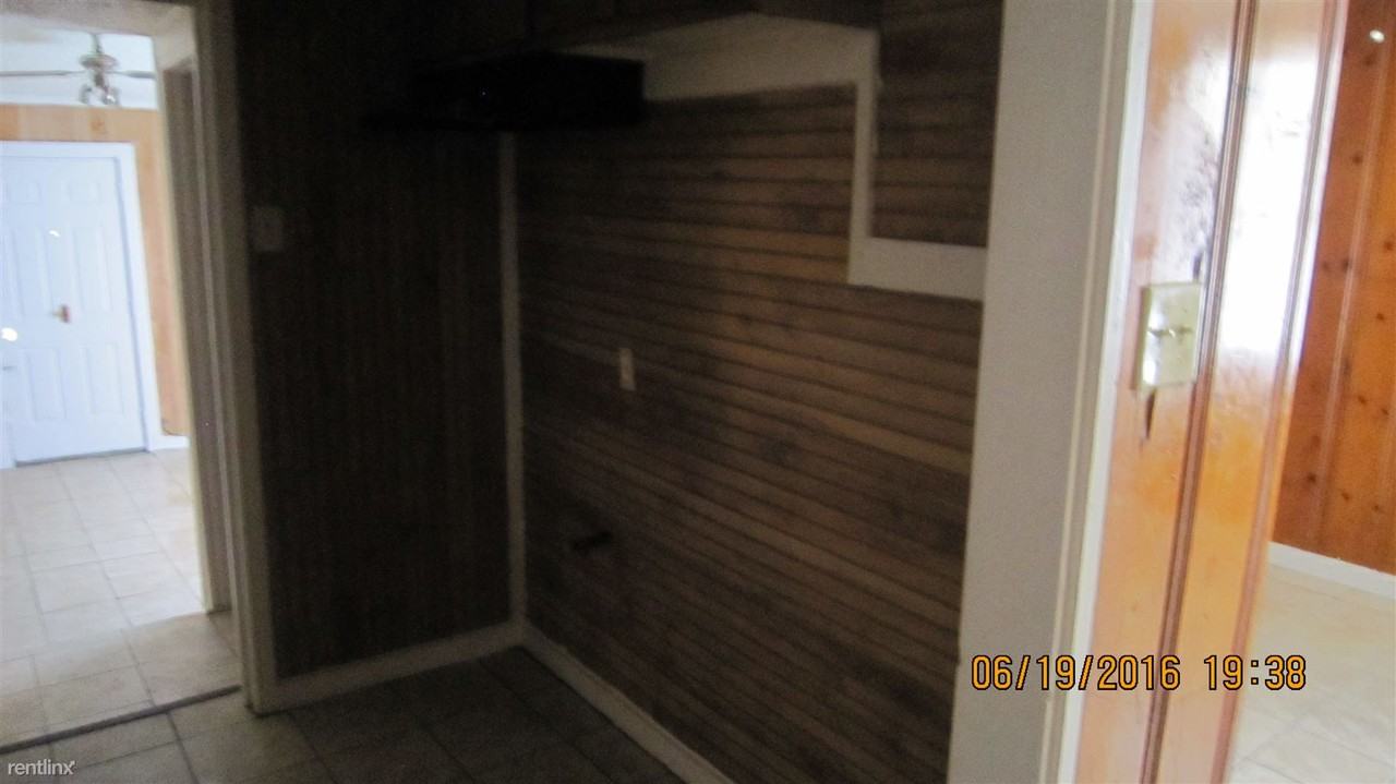 2867 Brewer Ave - Photo 3 of 7