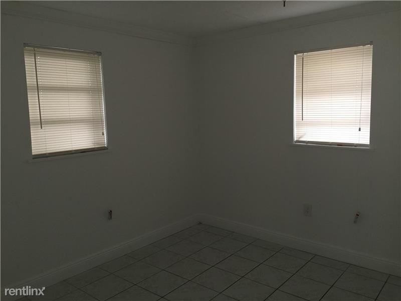 541 E 38th St #2 - Photo 3 of 9