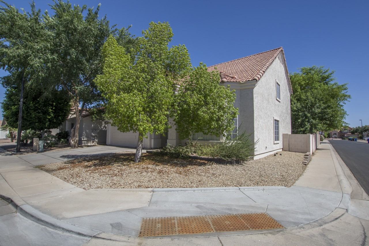 823 W Iris Dr - Photo 3 of 8