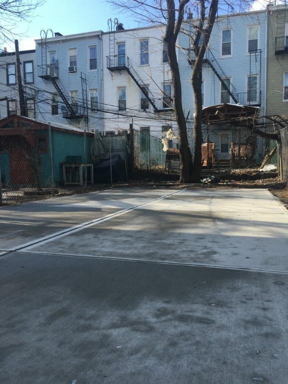 1055 Jefferson Ave #1L