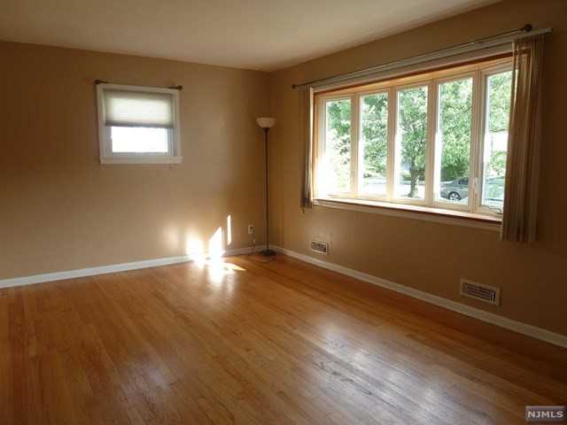 118 Hobart Ave - Photo 3 of 19