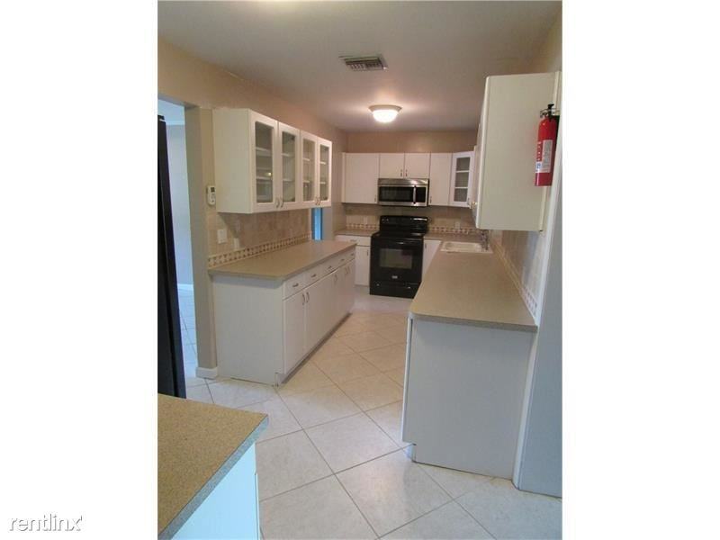 417 NE 10th Ave - Photo 3 of 3