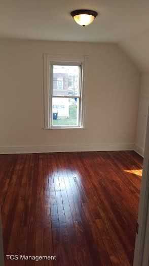 1319 E 11th St - Photo 2 of 7