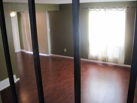 7915 27 Ave NW - Photo 2 of 8