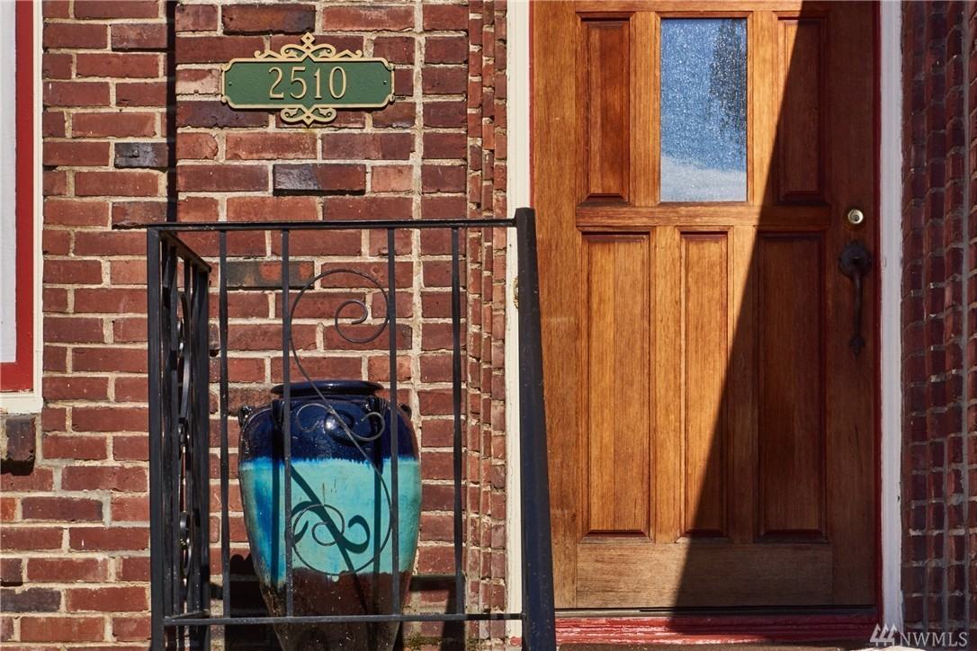 2510 W Montlake Pl E - Photo 3 of 24