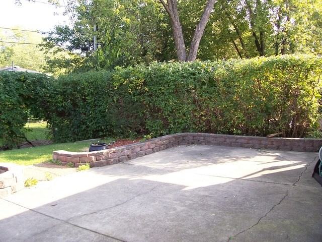 415 Glenys Dr - Photo 3 of 16