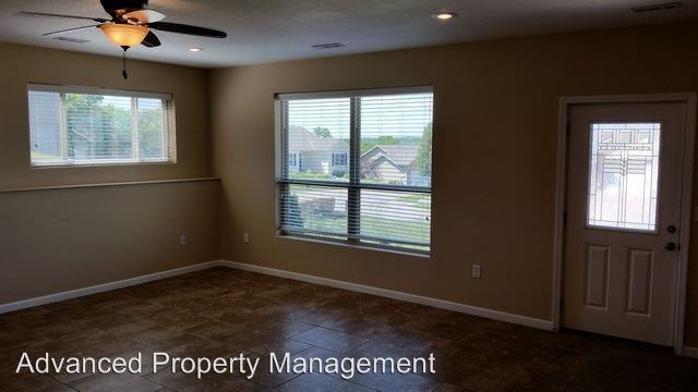 325 Highland Pointe Dr - Photo 2 of 31