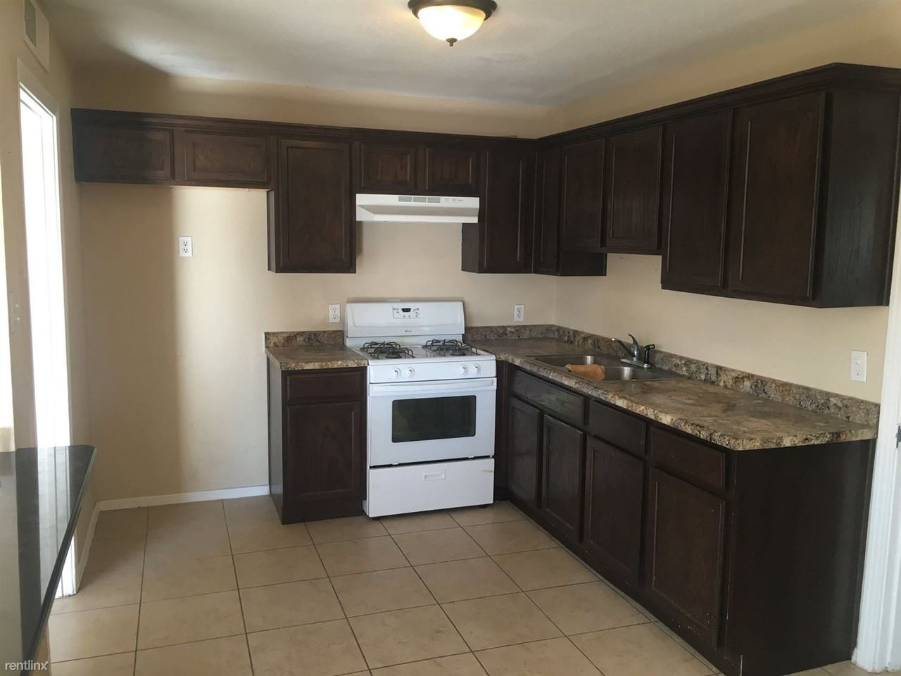 1520 Idlewilde Dr - Photo 3 of 4