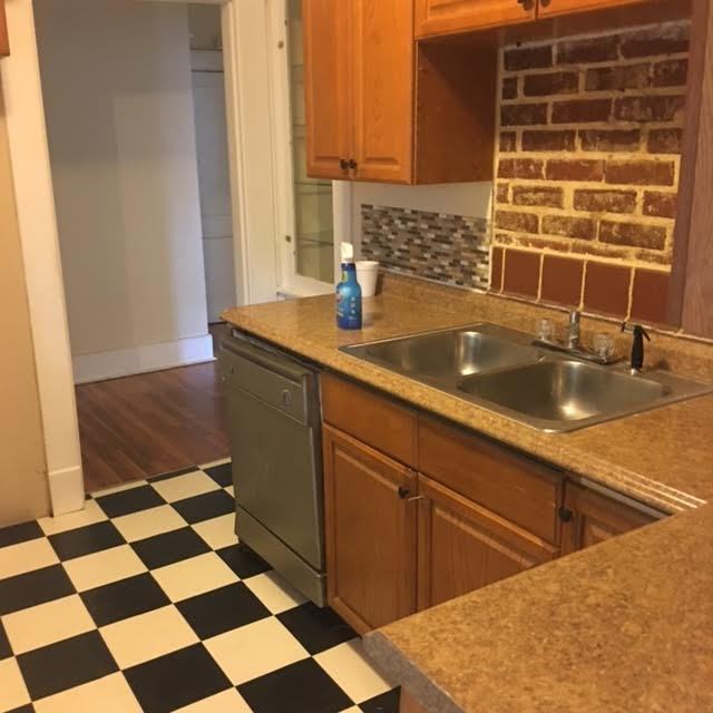 2010 Court Ave - Photo 3 of 5