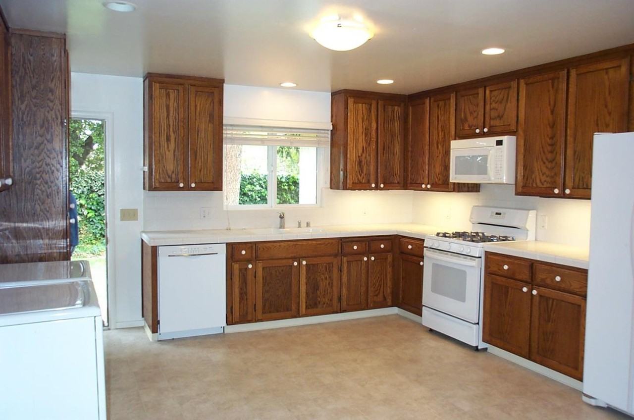 100 Jordan Ave - Photo 2 of 19