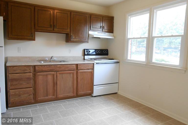 1045 S Main St - Photo 2 of 9