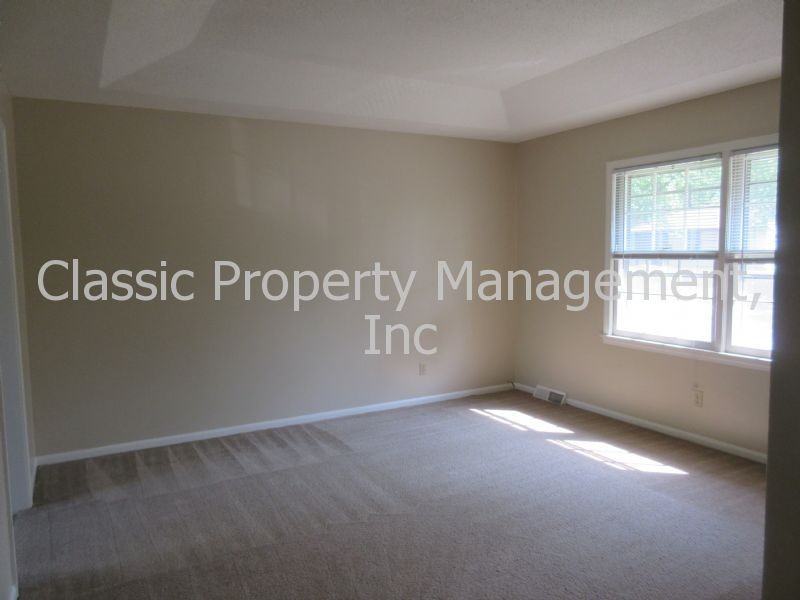 7405 NW 77th St - Photo 3 of 3