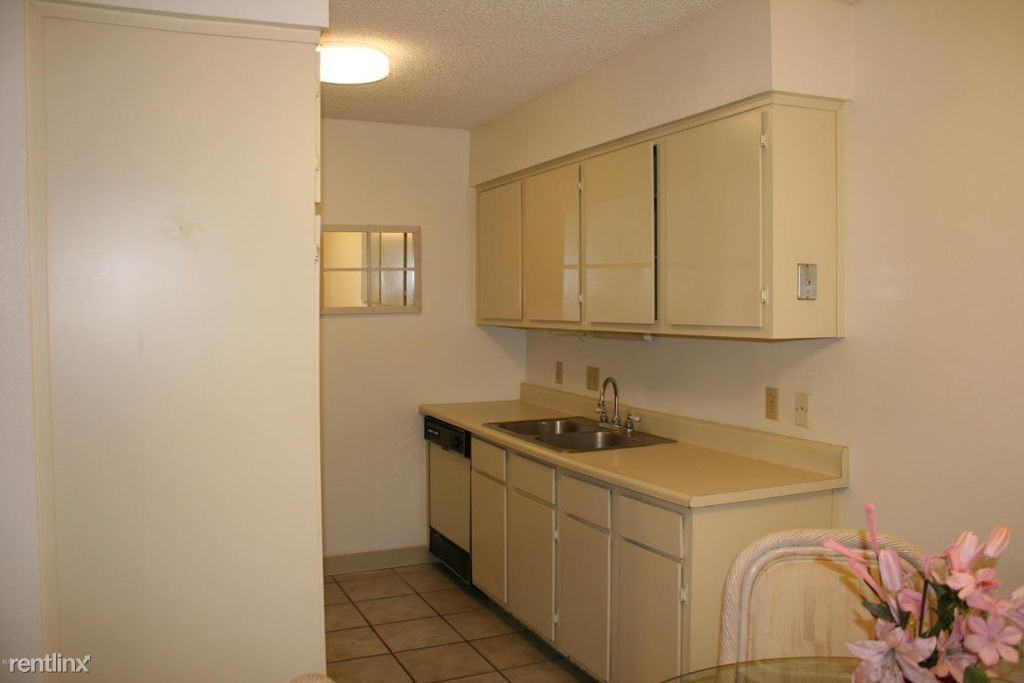 Barcelona Manor Condominiums - Photo 3 of 10