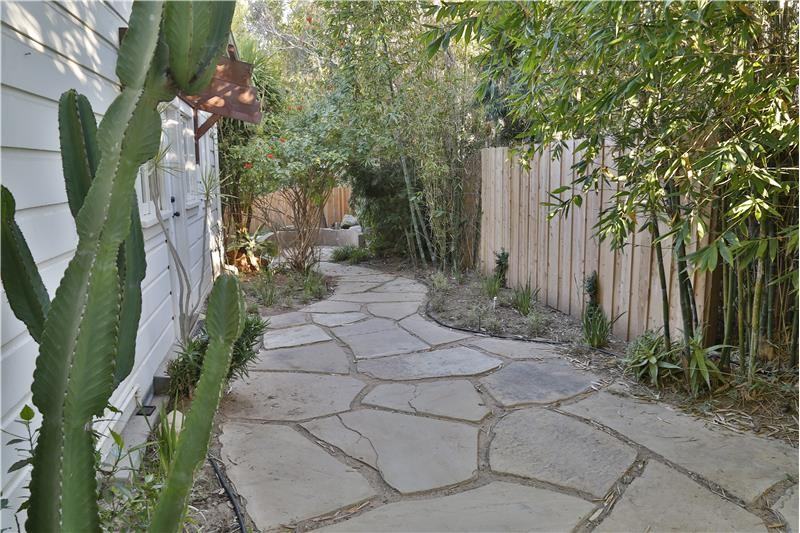 331 E Victoria St - Photo 2 of 9