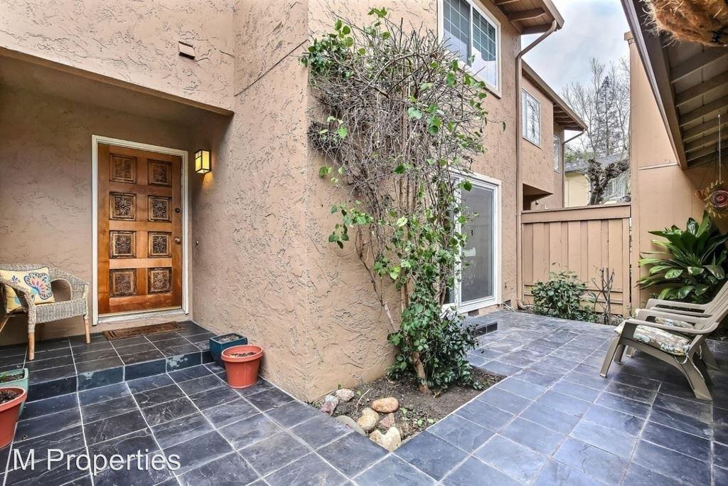 1072 Queensbrook Dr - Photo 3 of 24