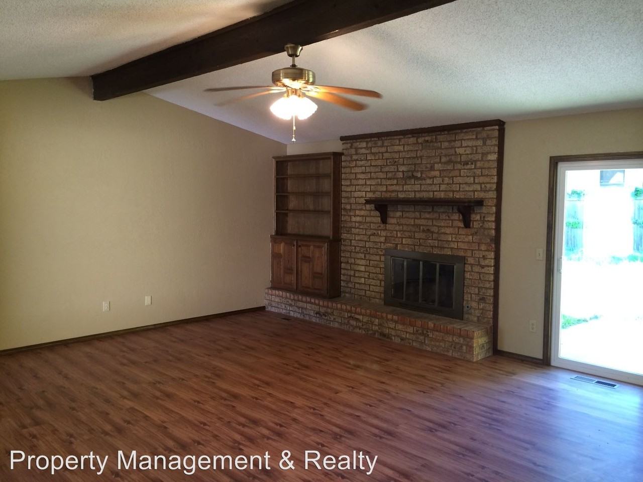 8105 NW 89th St - Photo 2 of 9