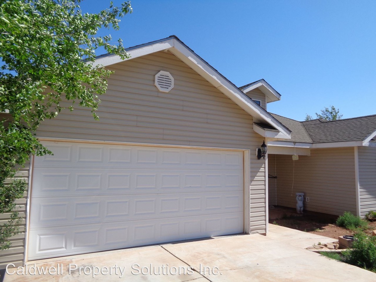1325 Park Plaza Dr - Photo 2 of 5