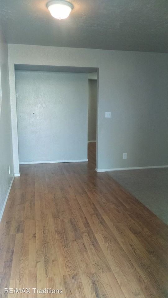 543 S 7th St W - Photo 2 of 19