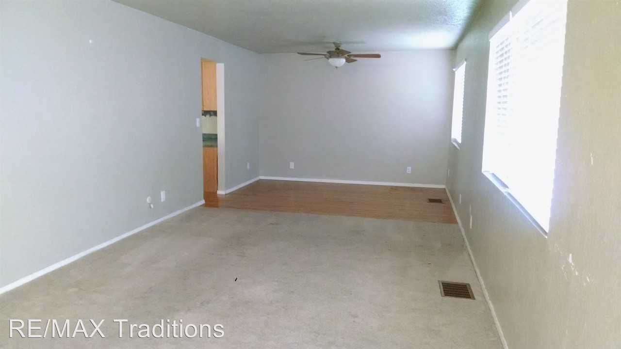 543 S 7th St W - Photo 3 of 19