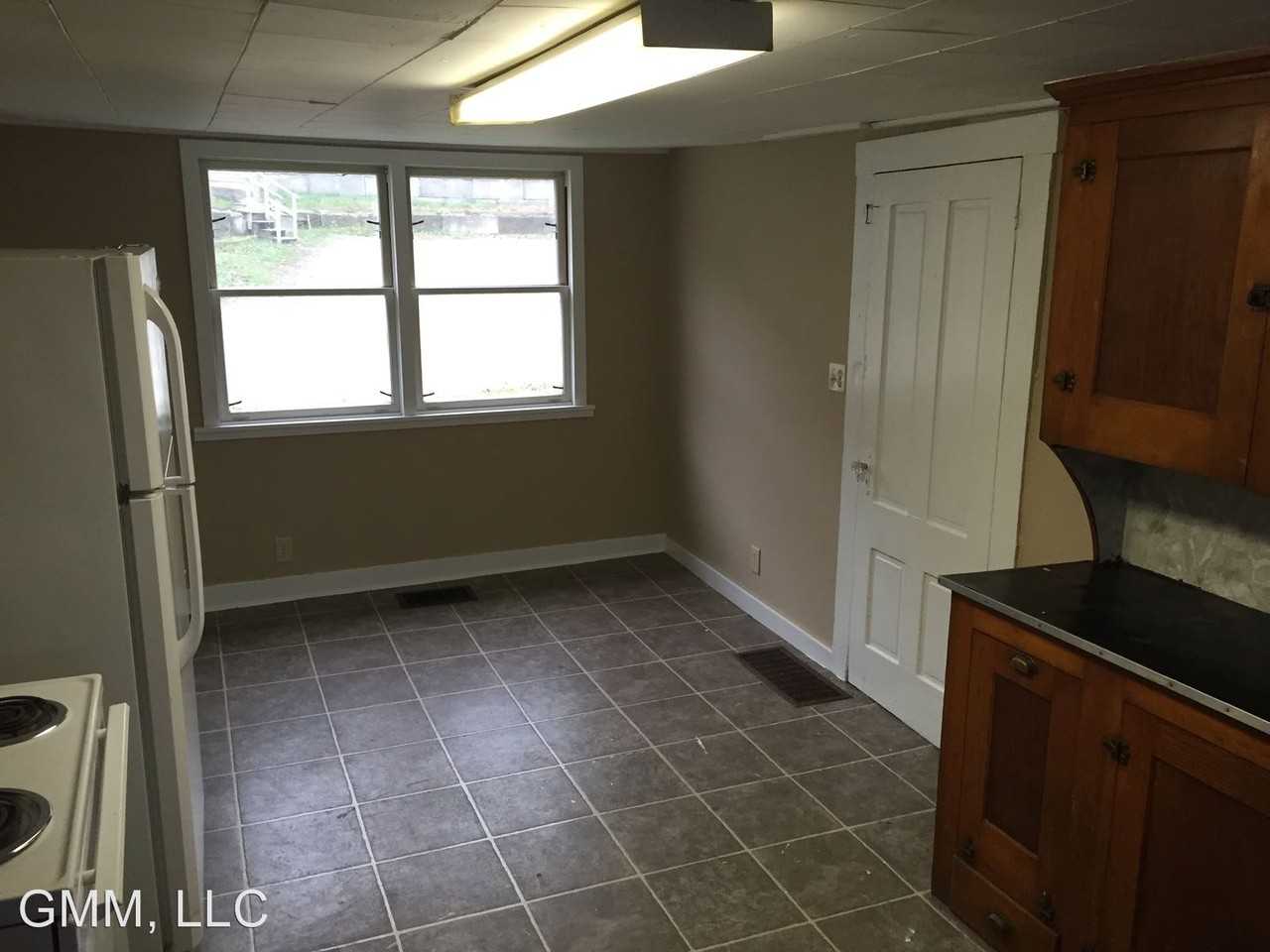 112 Maple St - Photo 3 of 8