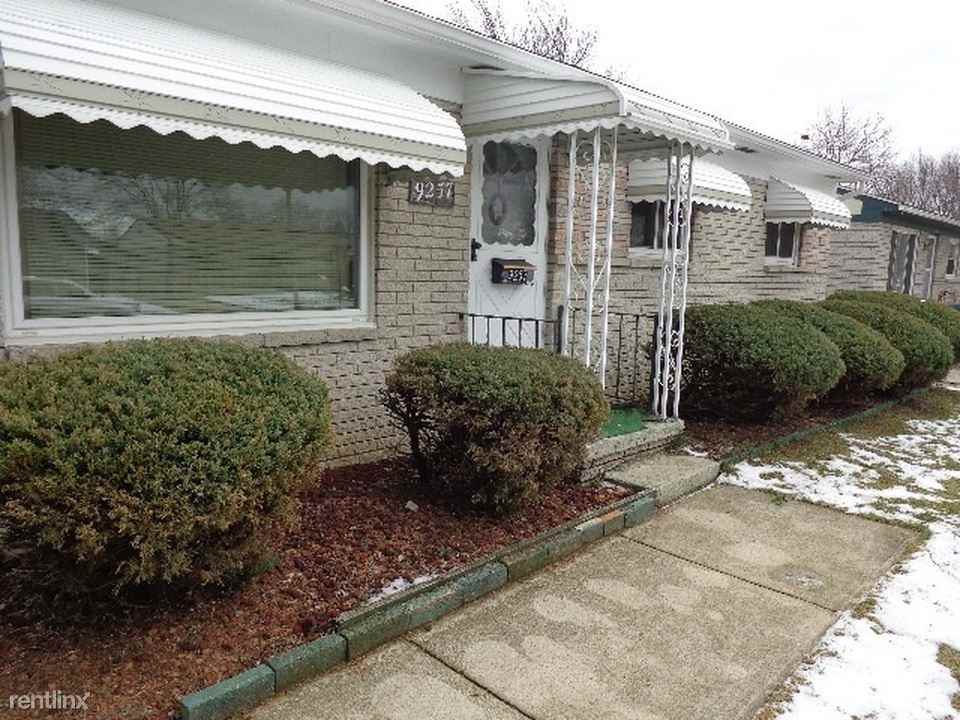 9257 Essex St - Photo 2 of 6