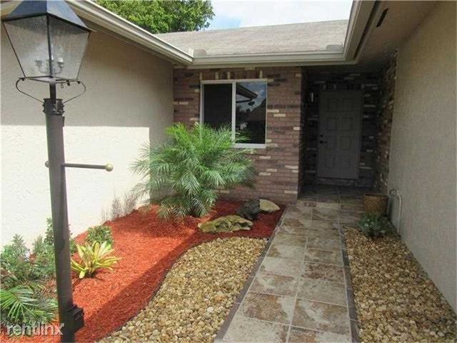 13721 Newport Manor #7 - Photo 3 of 10