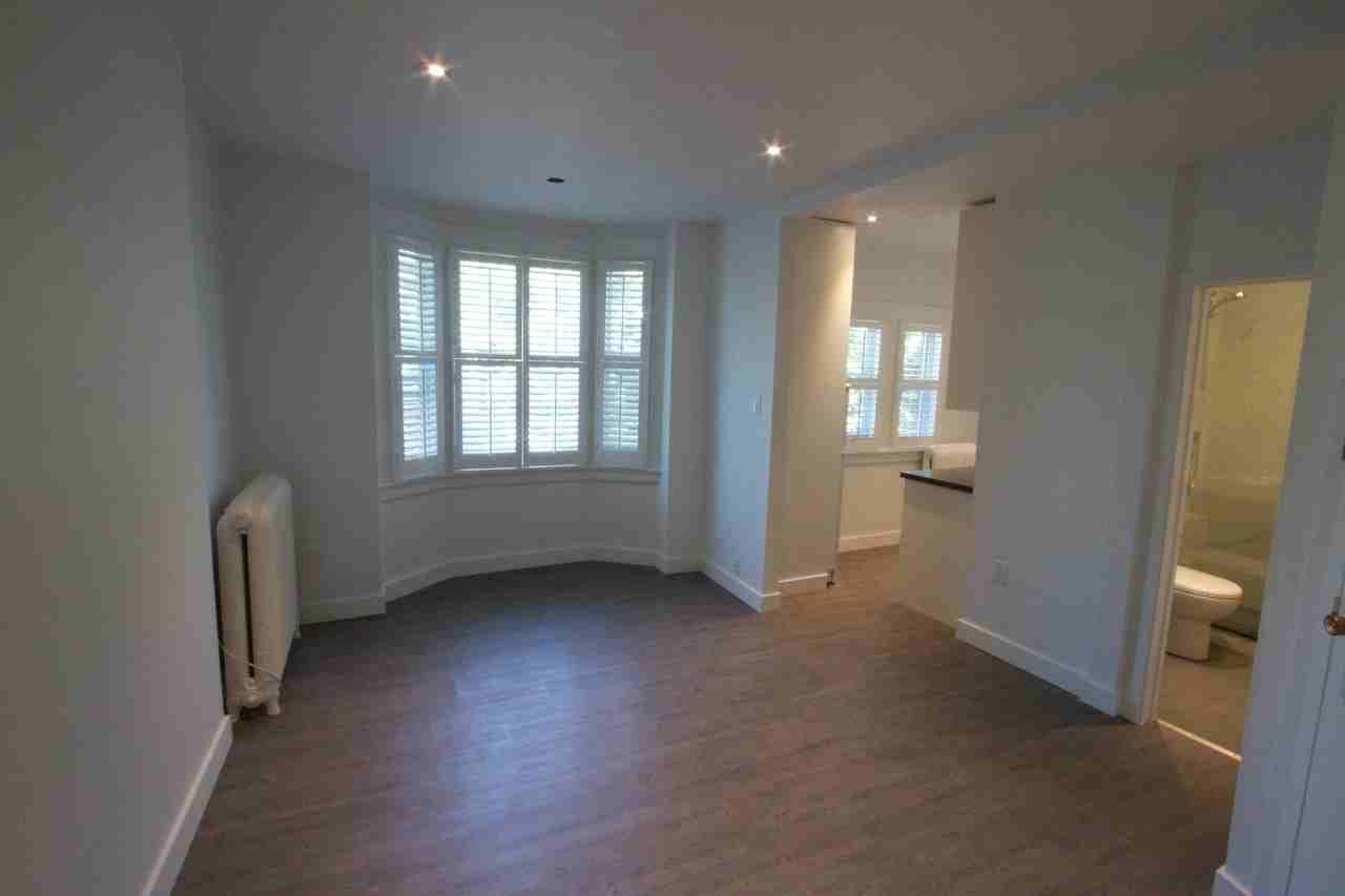 Queen St E & Brookmount Road