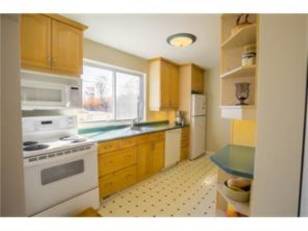 1227 Cobden Road - Photo 3 of 7