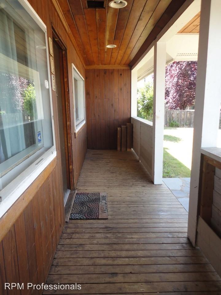 415 SW 143rd St - Photo 3 of 9