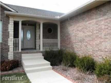 8439 Ash Cir - Photo 3 of 42