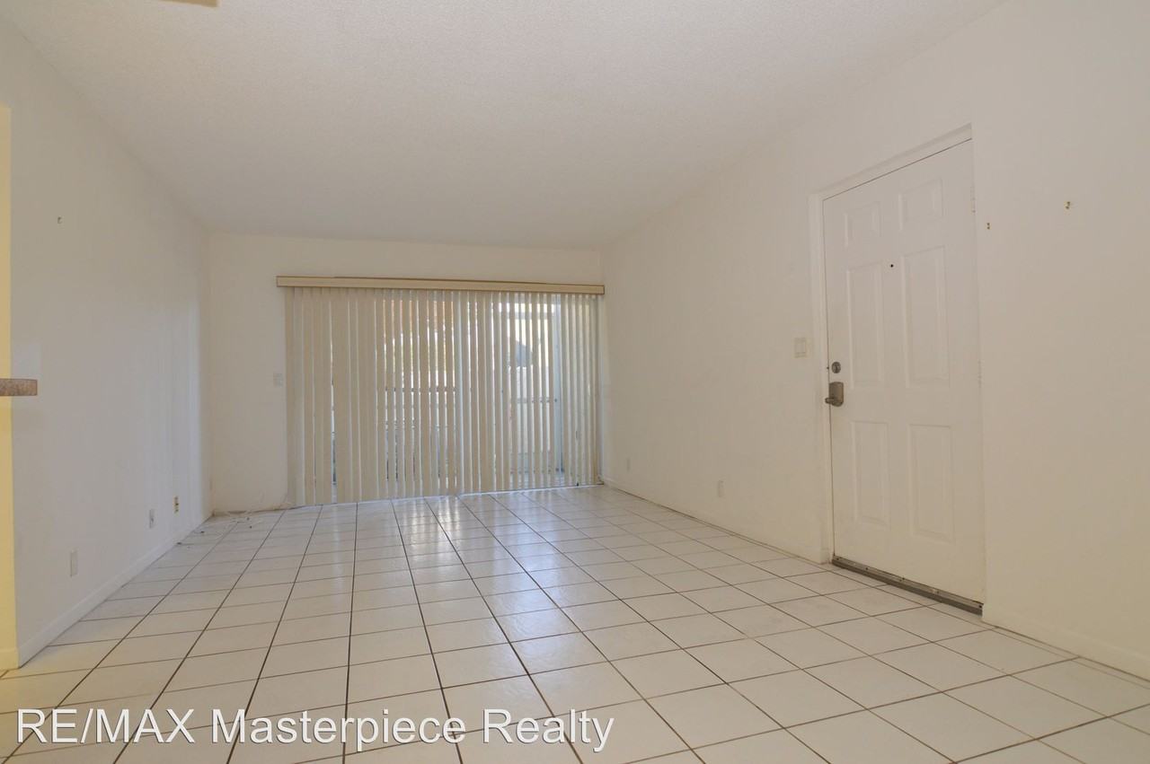 1500 SE Royal Green Cir - Photo 2 of 9