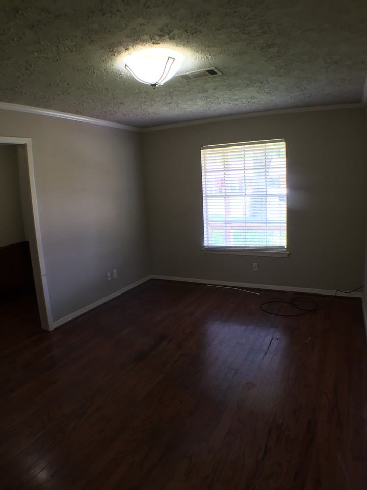 404 Riverbend St - Photo 2 of 24