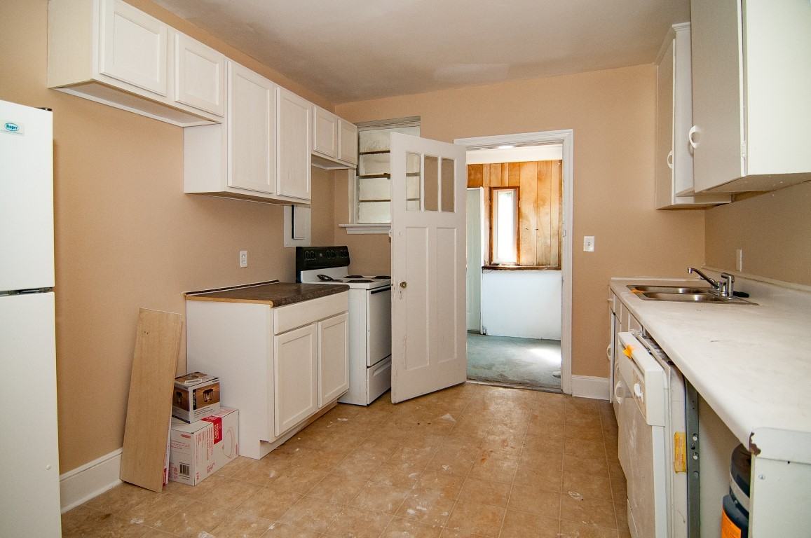 1018 Munsen Spring Dr - Photo 3 of 15
