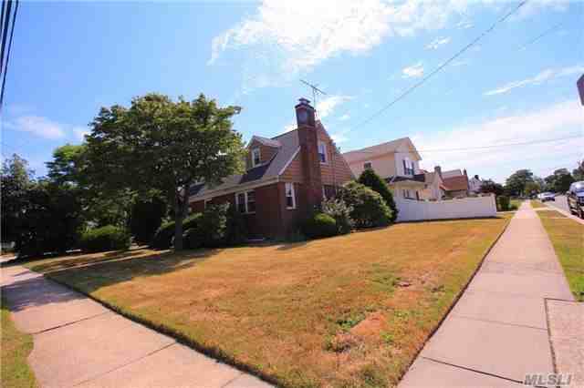 2310 Yorktown St - Photo 3 of 7