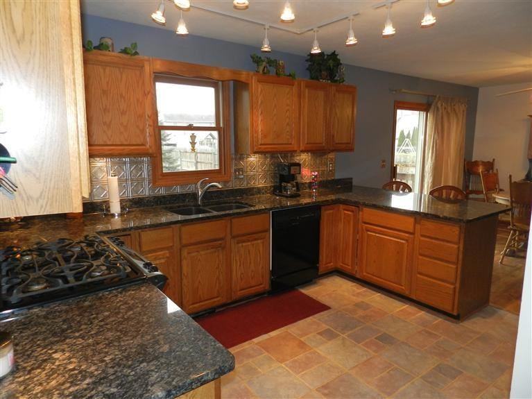 1009 Barton St - Photo 3 of 11