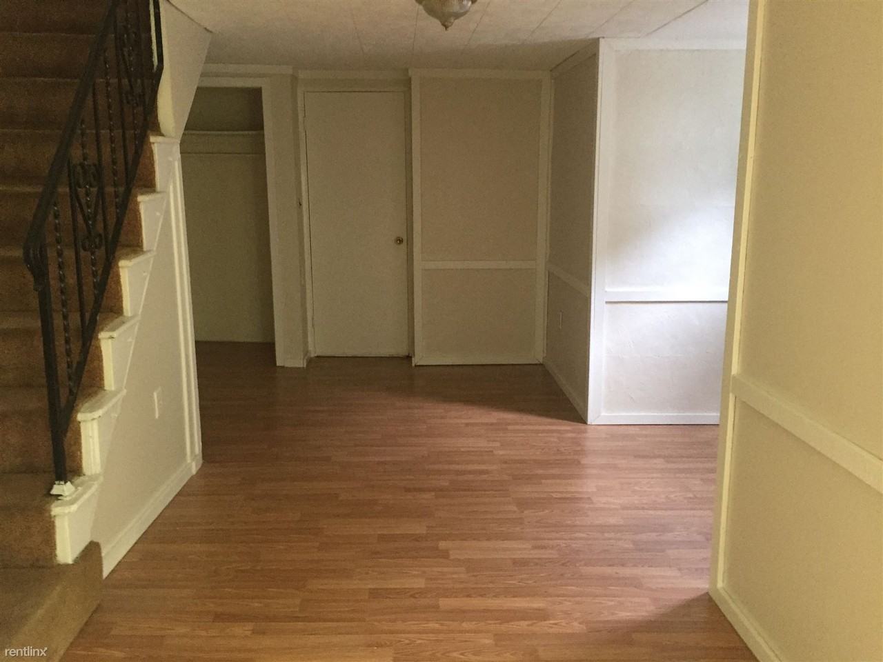 603 W Race St - Photo 3 of 9