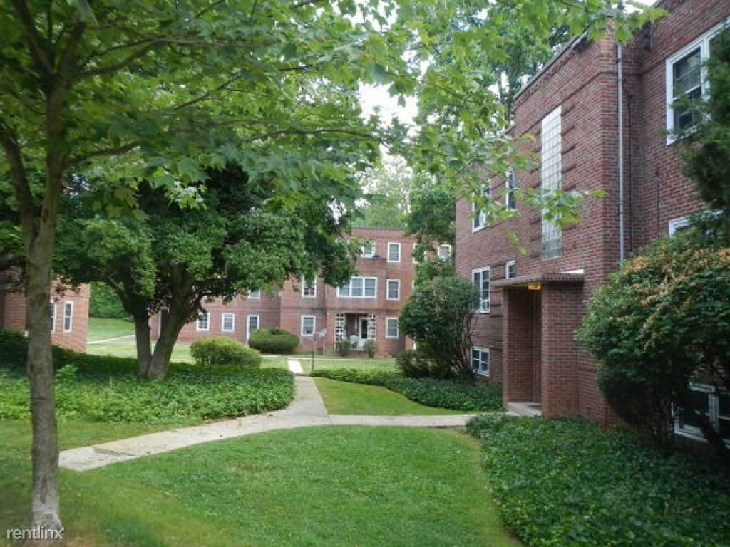 Hollywood Court Apartments 2703 Hollywood Ct, Mount Penn, PA 19606