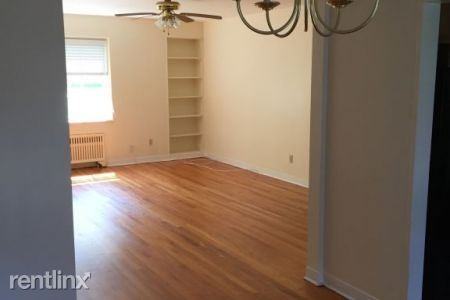 Hollywood Court Apartments - Photo 2 of 5