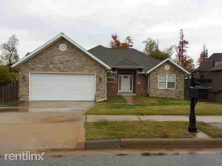 1806 Knollcrest Cir - Photo 3 of 13