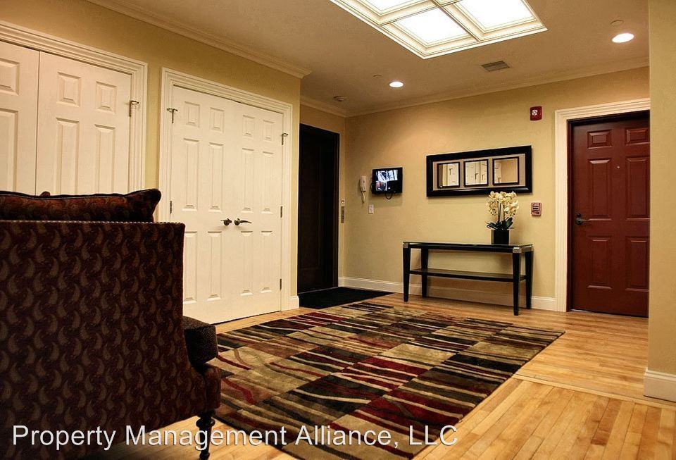 325 S Salina St - Photo 3 of 9