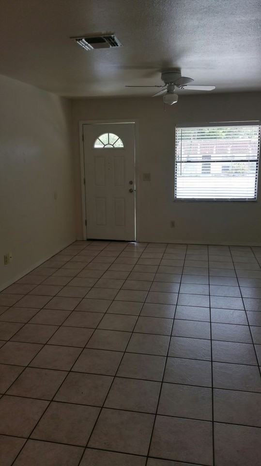 5829 Pine St - Photo 2 of 6