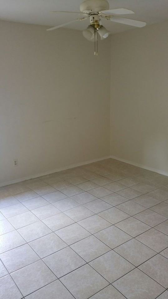 5829 Pine St - Photo 3 of 6