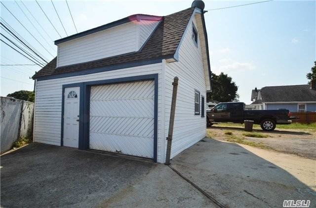 128 Babylon Turnpike - Photo 2 of 17