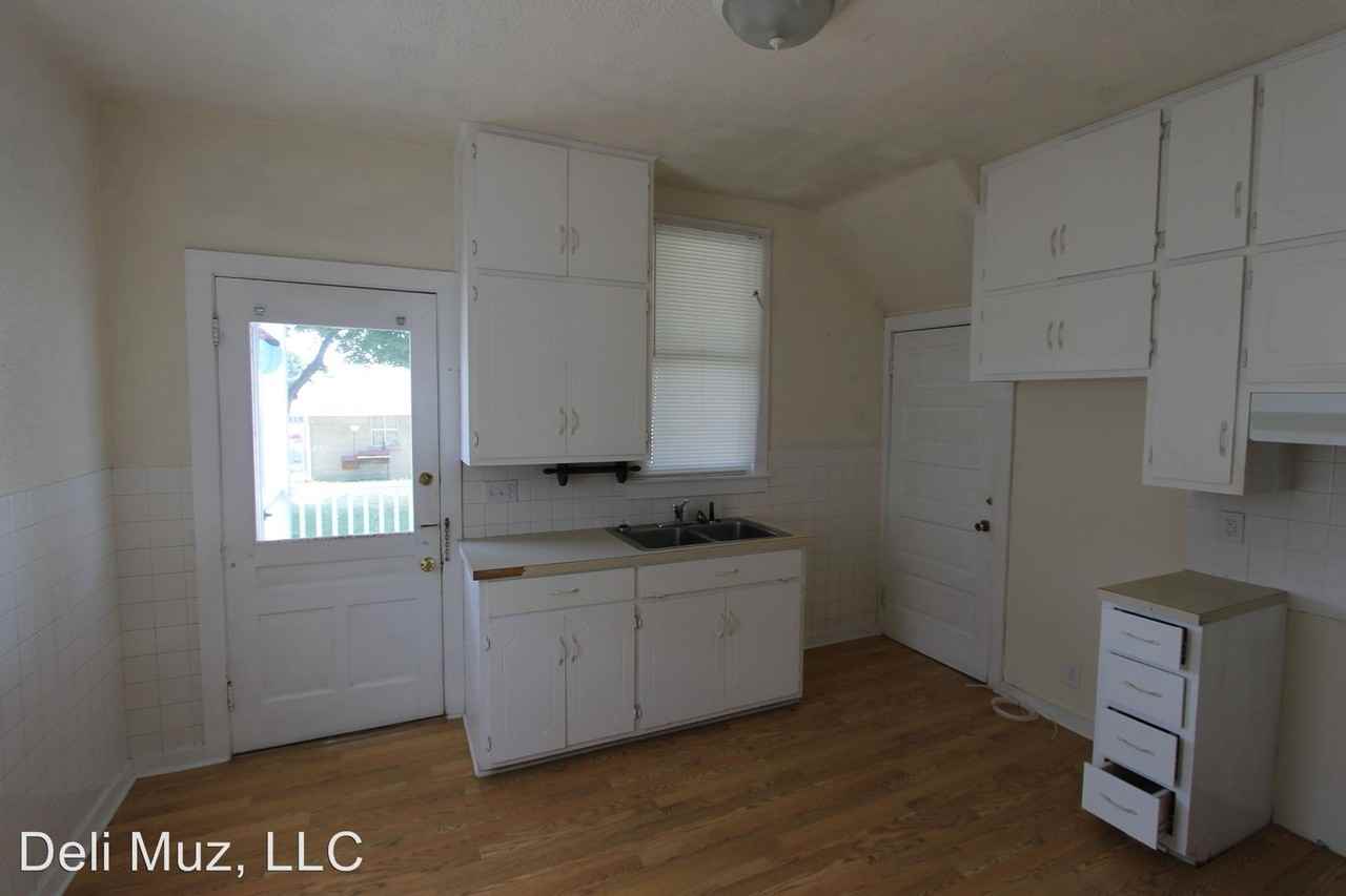 421 Reis Ave - Photo 2 of 24