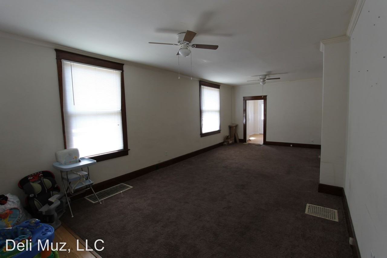 421 Reis Ave - Photo 3 of 24