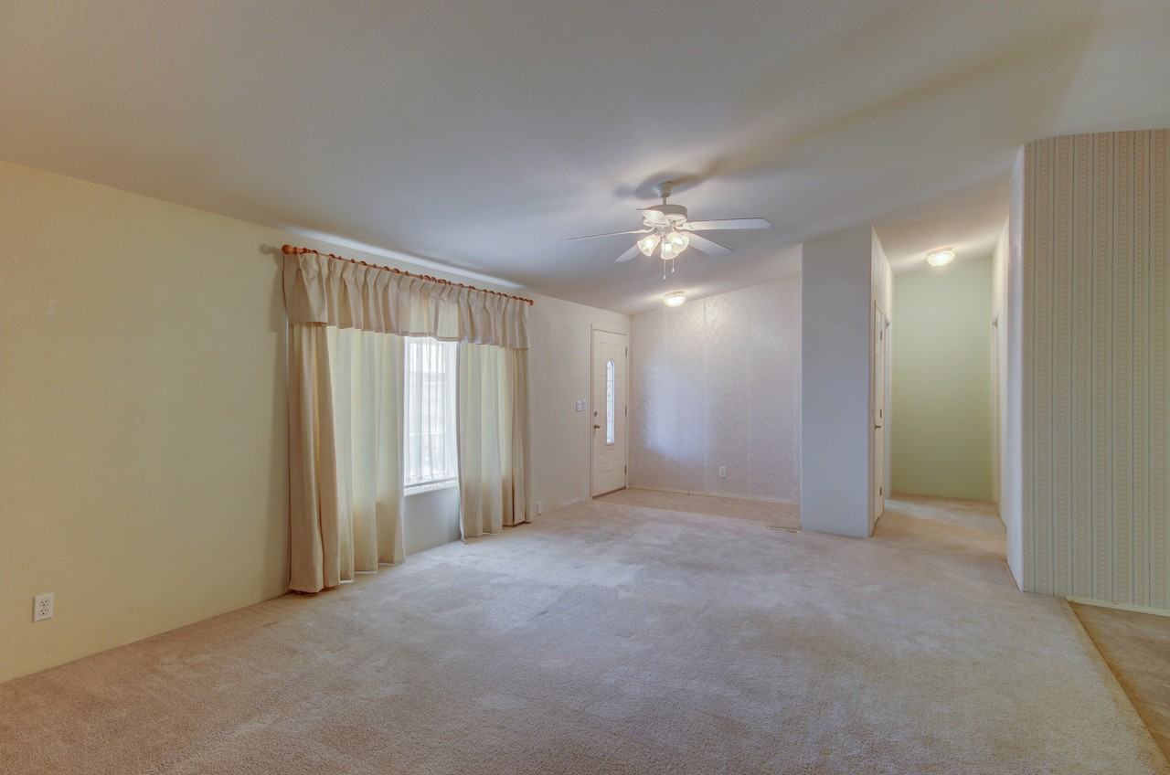 23650 N Ropers Ln - Photo 3 of 24