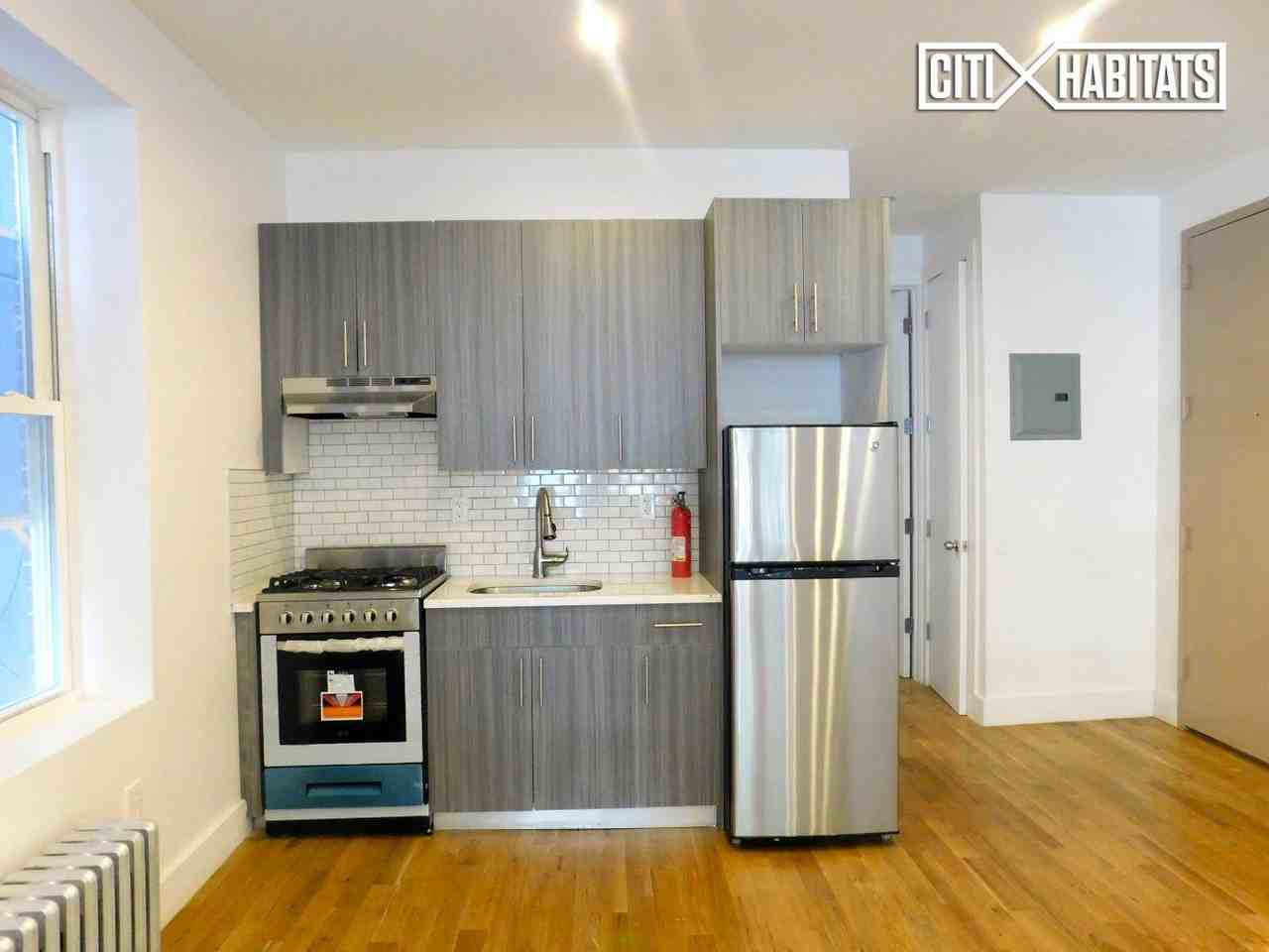 286 19th St 1F - Photo 2 of 4