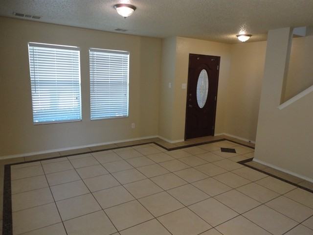 541 Linacre Dr - Photo 2 of 15