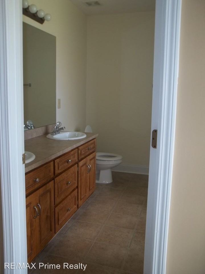 35 Wheatfield Dr - Photo 2 of 14