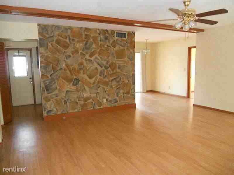 6612 NW 78th St - Photo 3 of 4